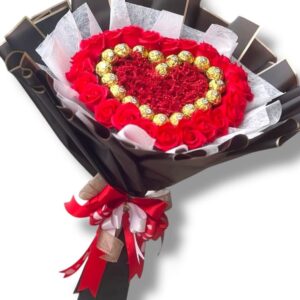 Ramo de 24 Rosas y Bombones en Forma de Corazon